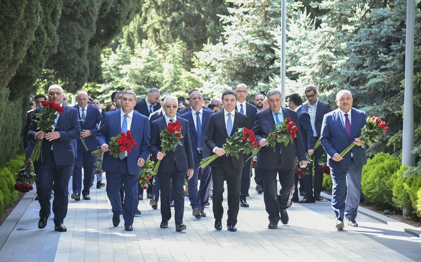 AZAL kollektivi Fəxri xiyabanı ziyarət edib.