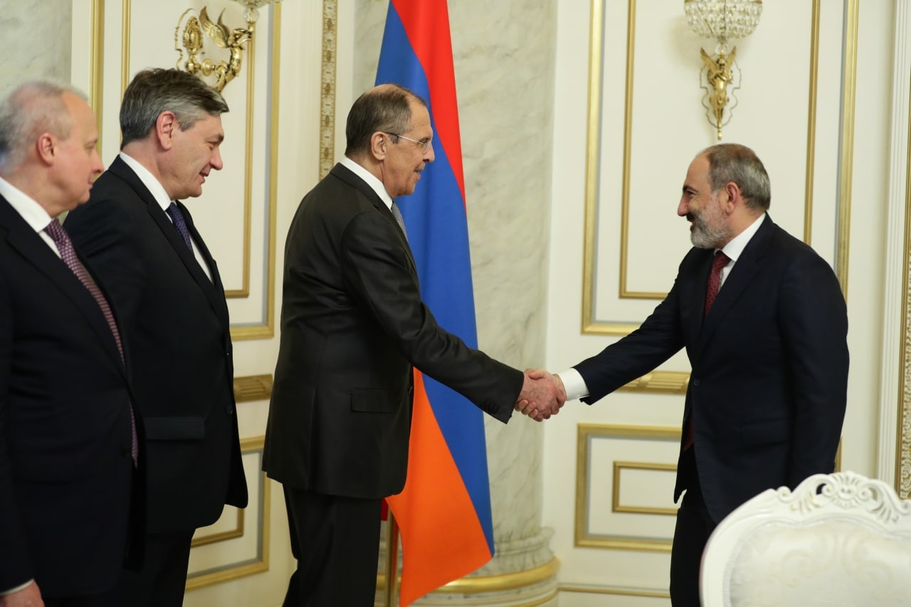 Lavrov İrəvanda Paşinyanla görüşüb