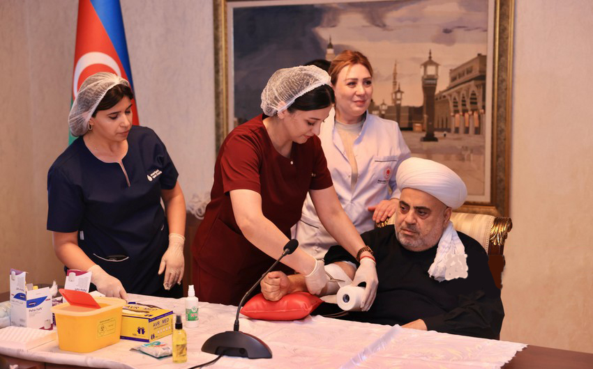 Allahşükür Paşazadə Aşura günü ilə bağlı qan verib