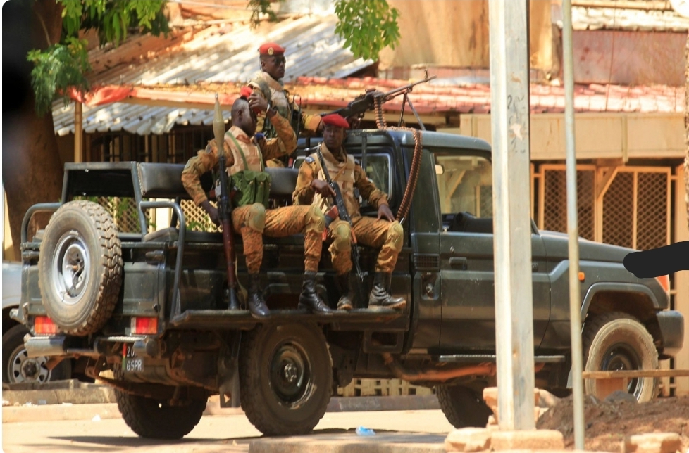 Burkinanın hərbi bazasına silahlı hücum nəticəsində təxminən 50 hərbçi həyatını itirib