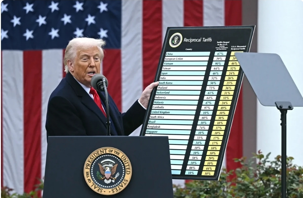 ABŞ Prezidenti 70-ə yaxın ticarət tərəfdaşını əhatə edən yeni tarif fərmanı imzalayıb.