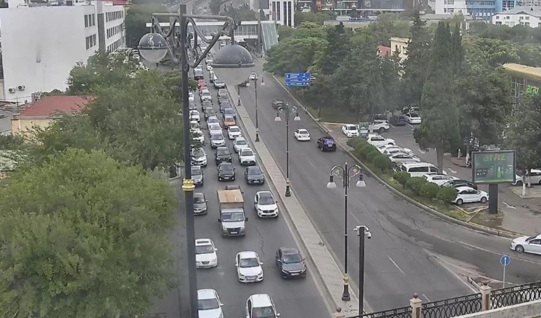 Bakının bir sıra yollarında nəqliyyatın sıxlığı müşahidə olunur