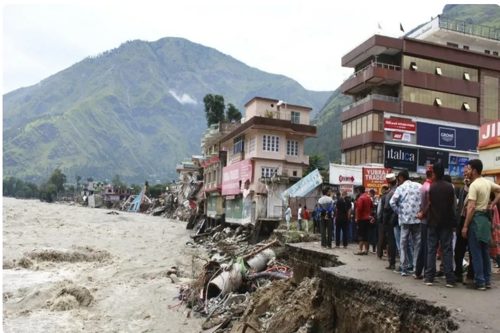 Hindistanda sürüşmələr səbəbindən azı 240 nəfər həyatını itirib