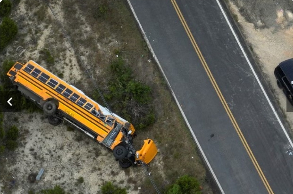 ABŞ-ın Texas ştatında içərisində 40-dan çox uşaq və bir böyük olan məktəb avtobusu aşıb