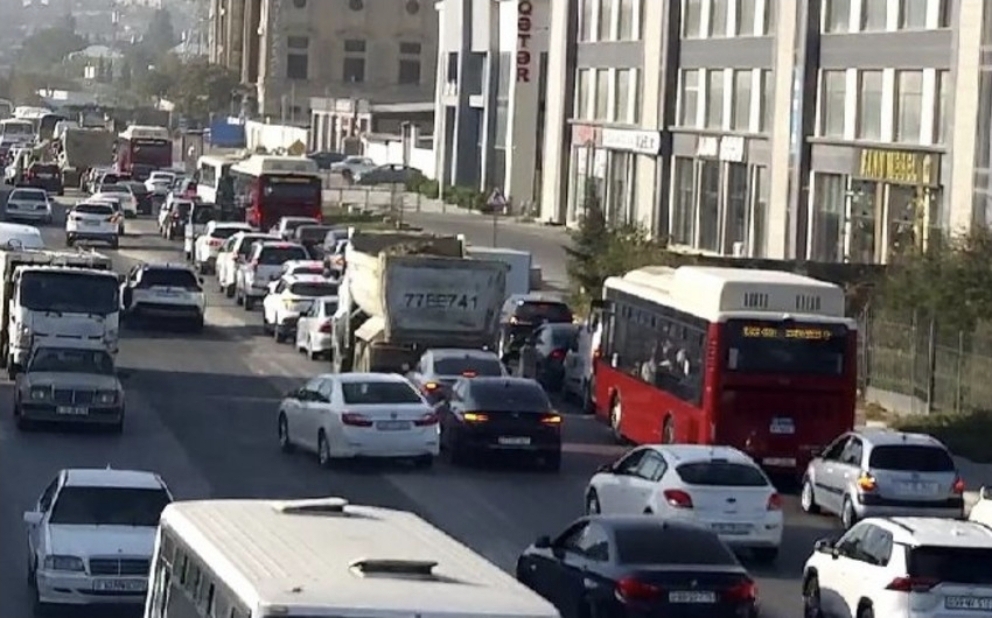 Bakının bir sıra yollarında nəqliyyat vasitələrinin hərəkəti çətinləşib