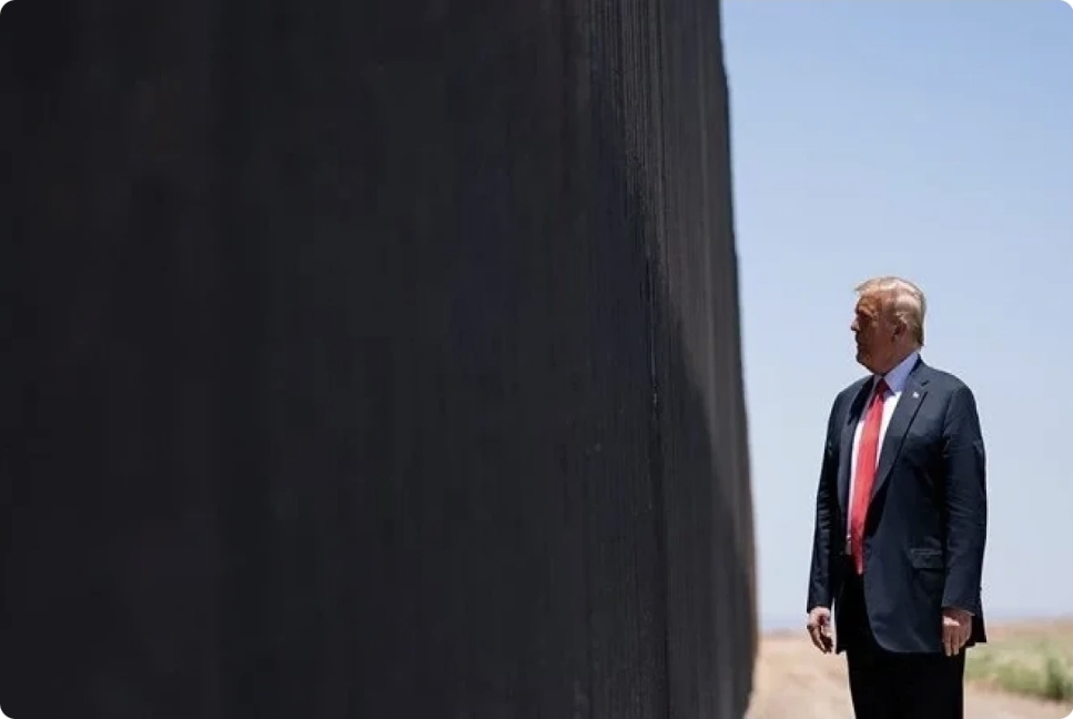 Trampın göstərişi ilə Meksika divarı qara rəngə boyanır