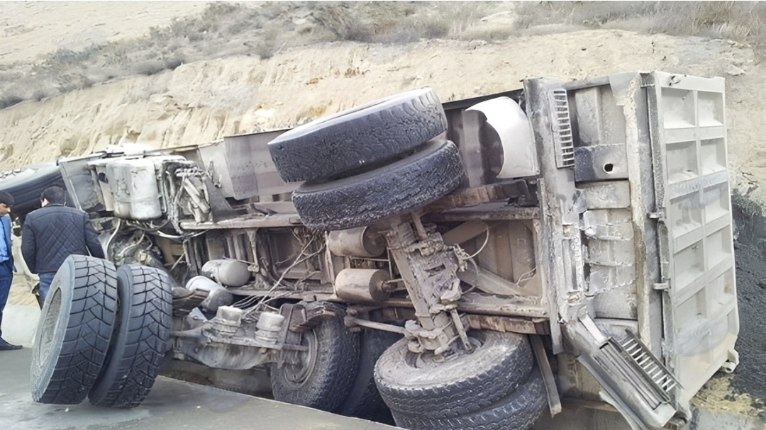 Şəmkirdə yük avtomobili aşdı: Ölən və xəsarət alanlar var