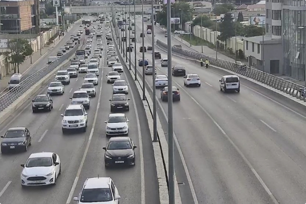 Bakının bir sıra yollarında nəqliyyatın sıxlığı müşahidə olunur