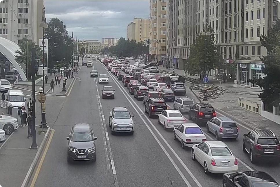 Paytaxt yolllarında svetoforlara “yaşıl dalğa” rejimi tətbiq edilib