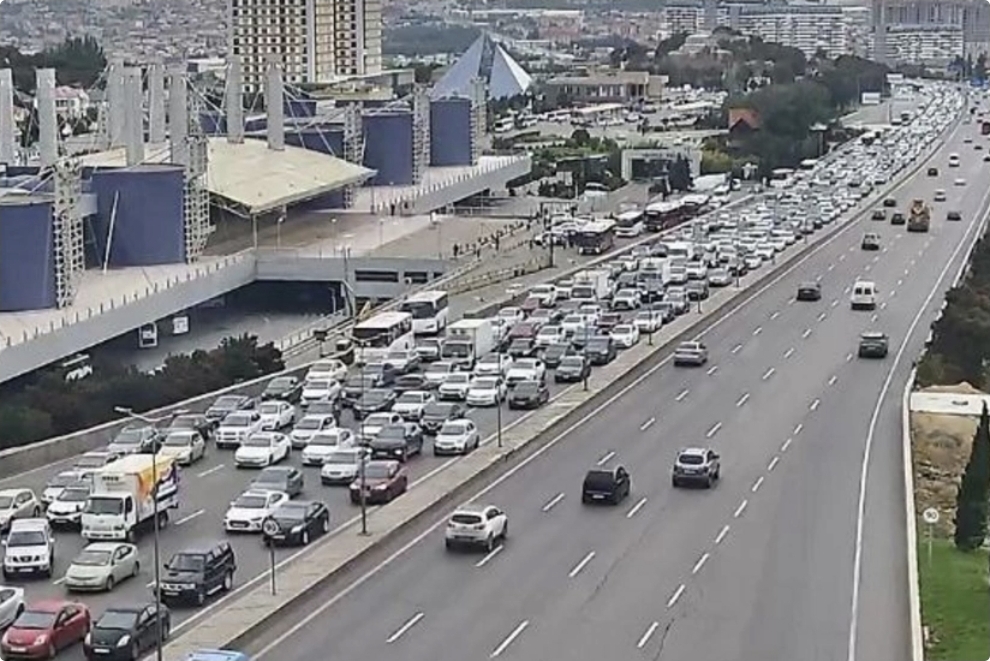 Bakının bir sıra yollarında tıxac yaranıb