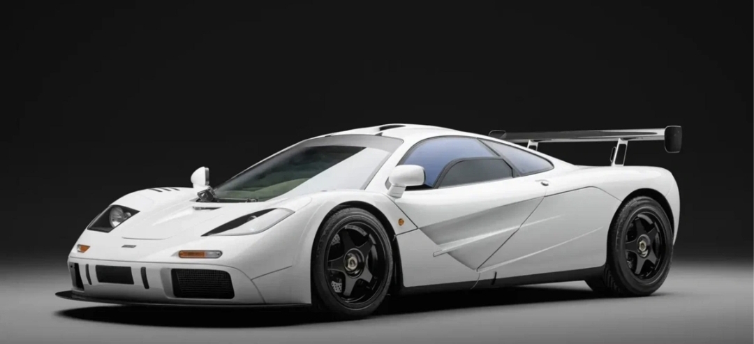 Üzərində Şumaxer və Hemiltonun imzası olan avtomobil hərraca çıxarılıb