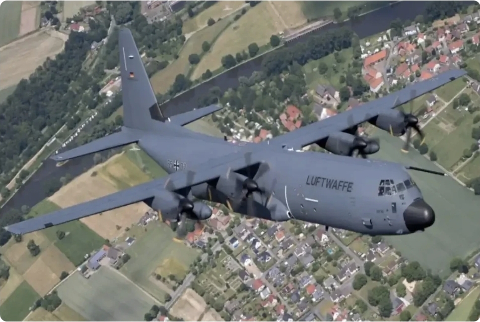 Almaniyada hərbi nəqliyyat təyyarəsi pirotexniki vasitələrdən atəşə tutulub