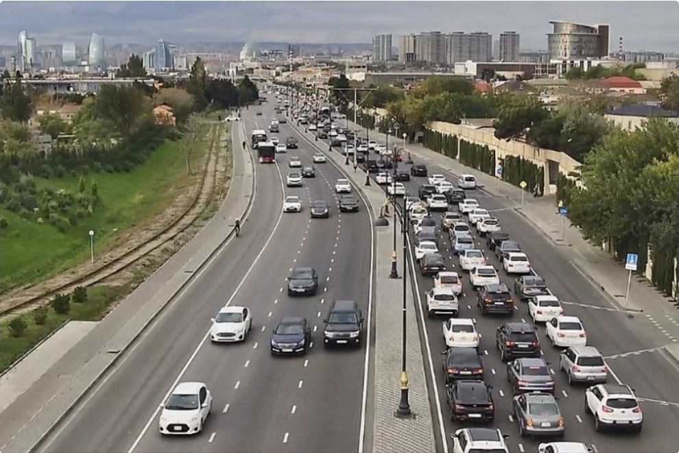 Bakının bir sıra yollarında nəqliyyatın sıxlığı yaranıb