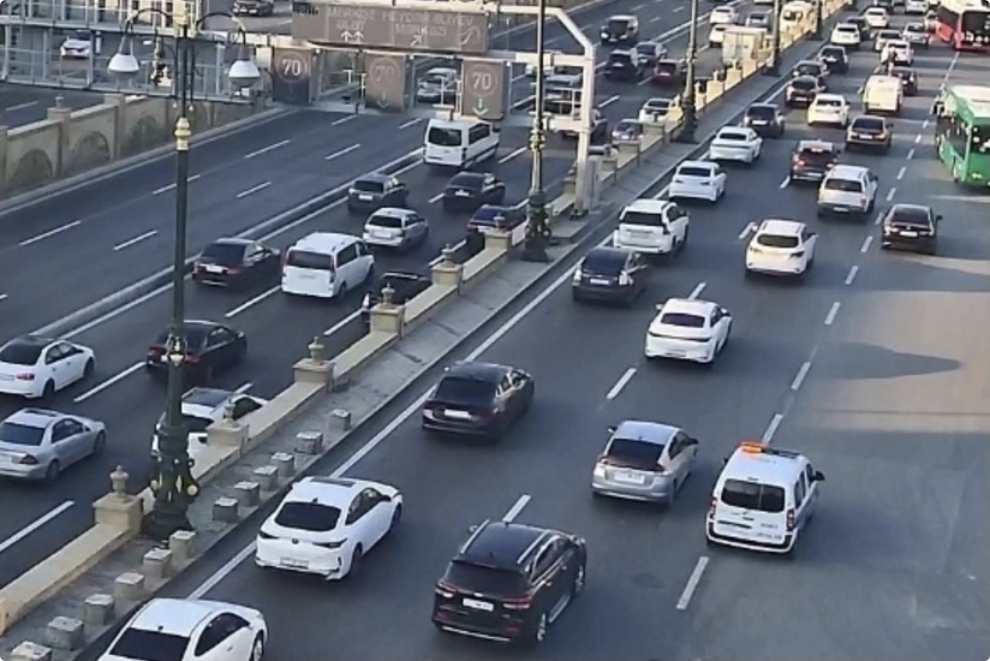 Bakının bir sıra yollarında nəqliyyatın sıxlığı yaranıb