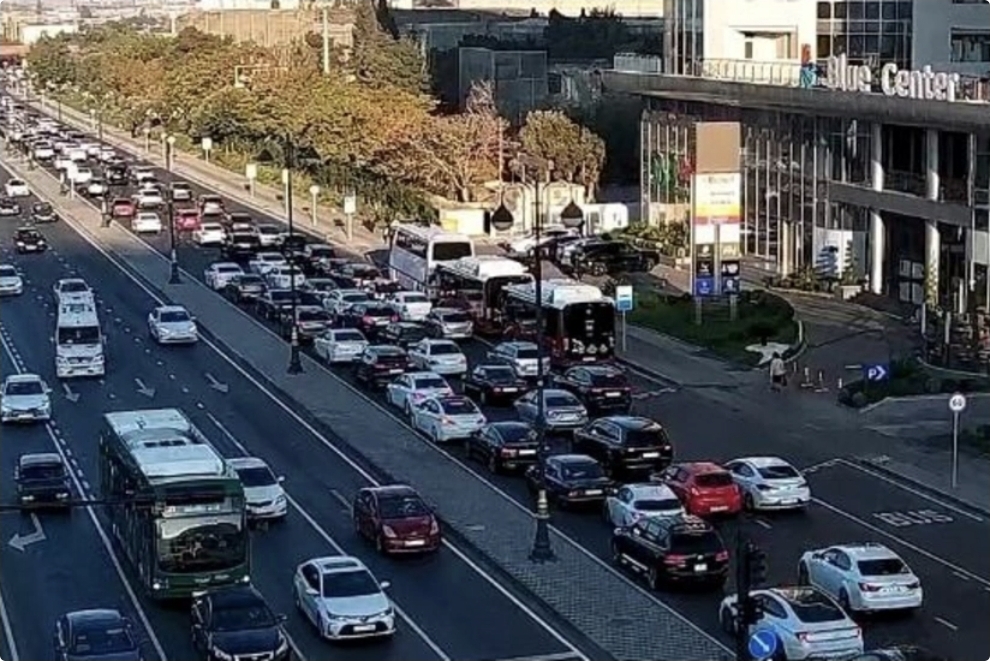Bakının bir çox yollarında tıxac müşahidə olunur