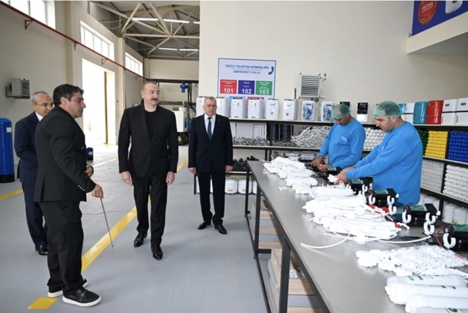 İlham Əliyev Sabirabadda su filtrlərinin istehsalı müəssisəsinin fəaliyyəti ilə tanış olub