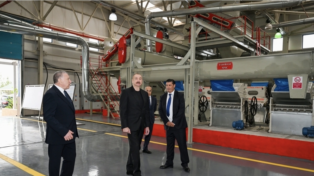 İlham Əliyev Sabirabadda pambıq emalı zavodunun fəaliyyəti ilə tanış olub