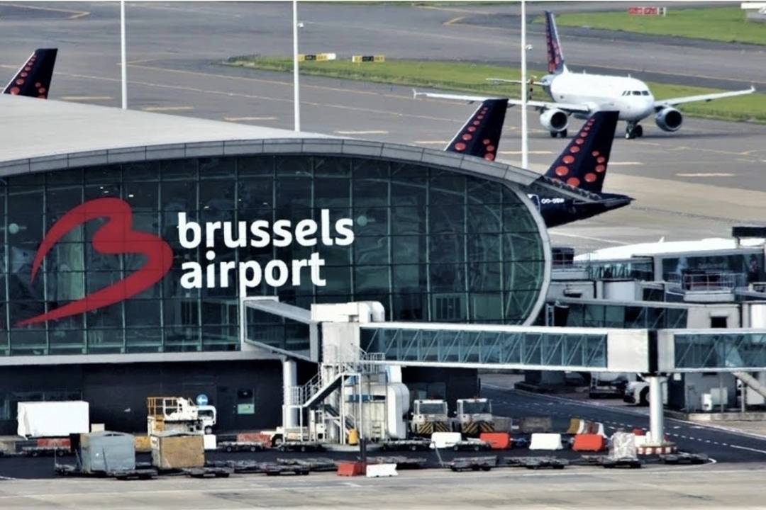 Brüsseldə iki hava limanı uçuşları dayandırdı
