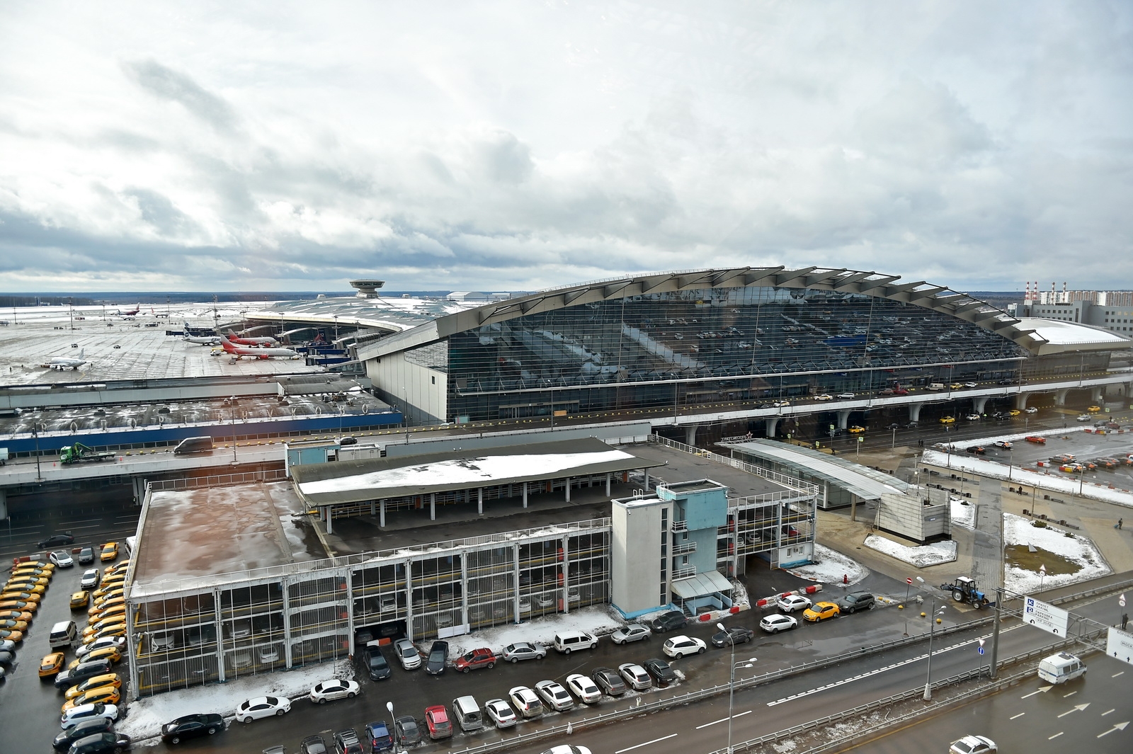 Güclü yağış səbəbindən Moskvanın Vnukovo hava limanını su basıb.