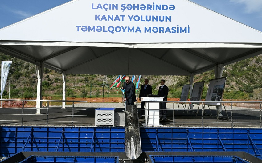 Prezident İlham Əliyev Laçın kanat yolunun təməlini qoyub.