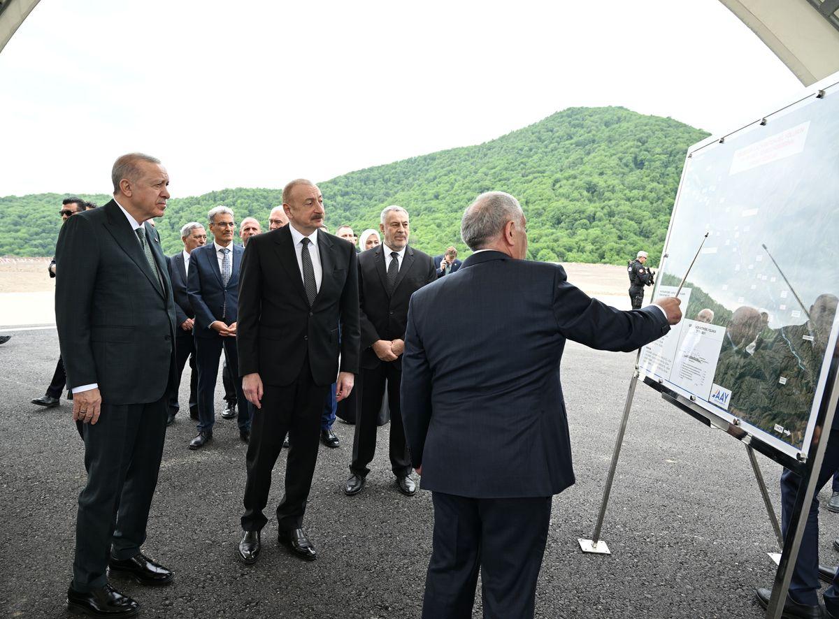 İlham Əliyev və Ərdoğan Kəlbəcər-Laçın avtomobil yolunda görülən işlərlə tanış olublar.