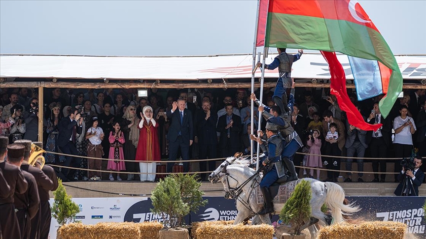 Ərdoğan Qarabağ atları ilə olan çıxışı ayaqüstdə alqışlayıb.