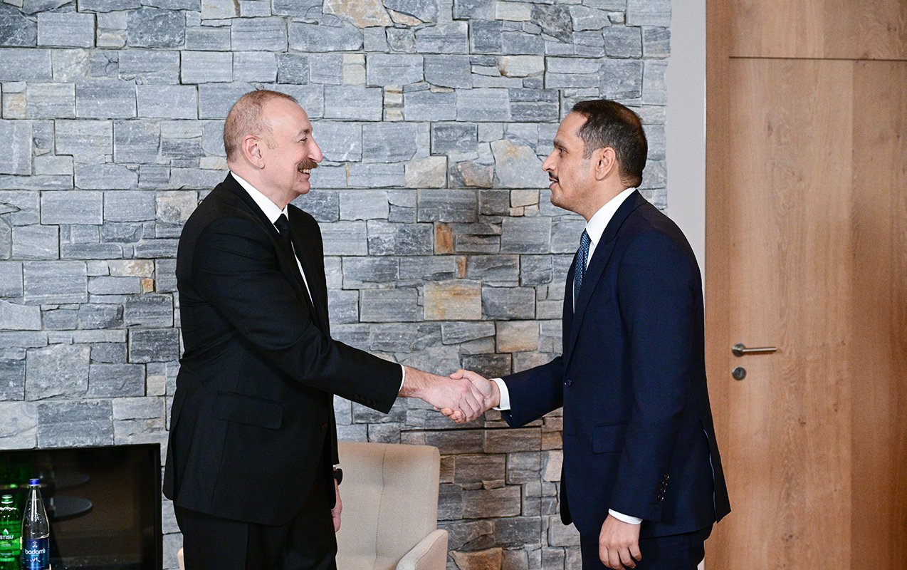 İlham Əliyev Qətərin Baş naziri ilə bir arada