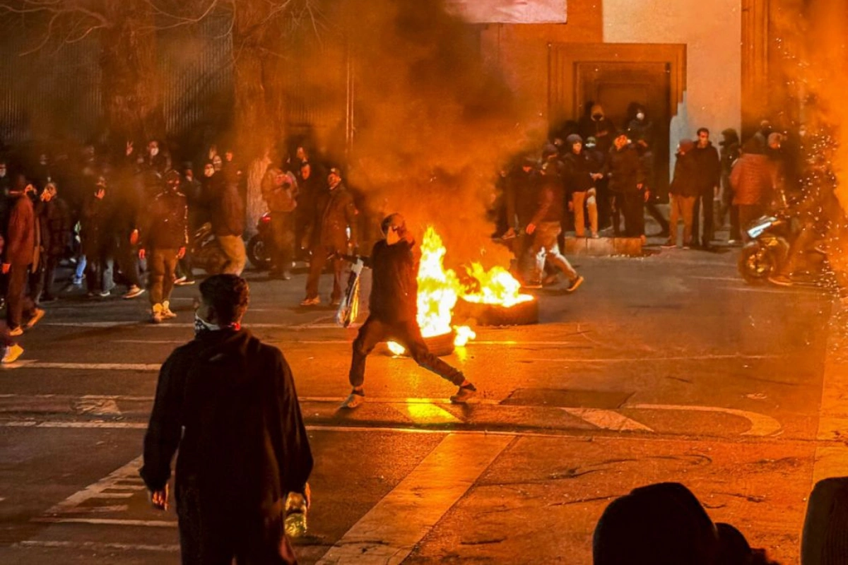 İranda etirazlar davam edir: Kinorejissor və general öldürüldülər