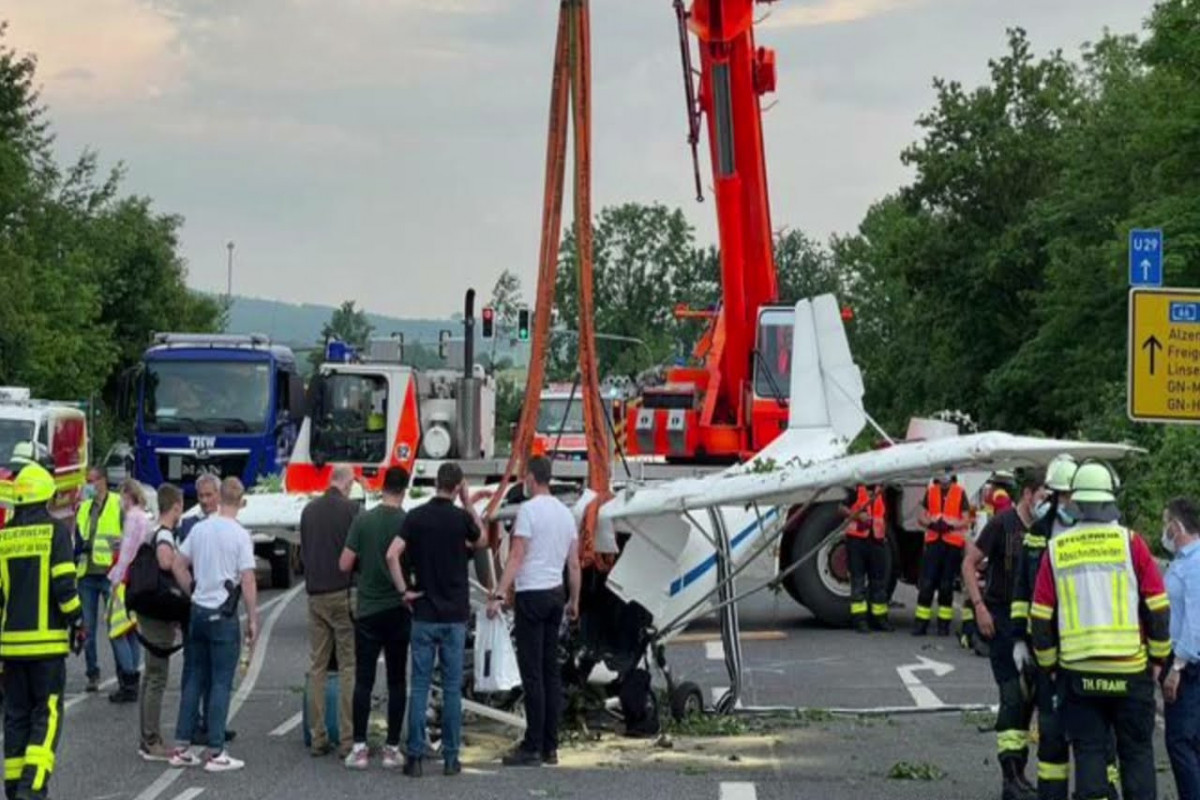 Almaniyada təyyarə insanların olduğu küçəyə eniş edib, yaralılar var