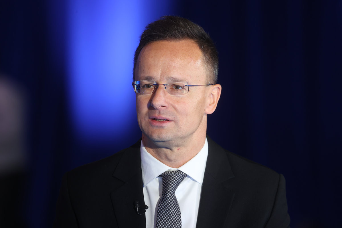 Siyarto: Aİ Rusiya ilə müharibəyə hazırlaşır və Ukraynada hərbi zavodlar tikmək istəyir