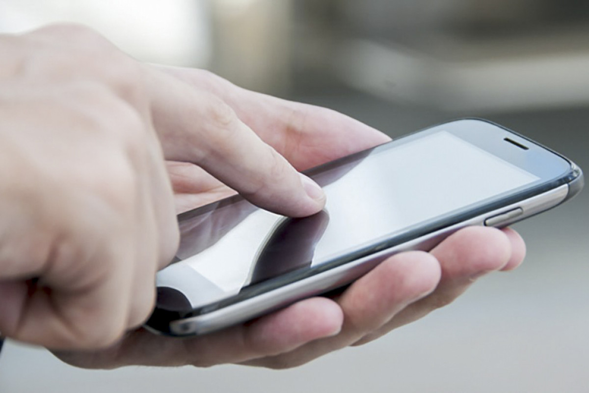 Azərbaycana gətirilən 1 ədəddən artıq mobil telefonların qeydiyyatı üçün 100 manat rüsum alınacaq