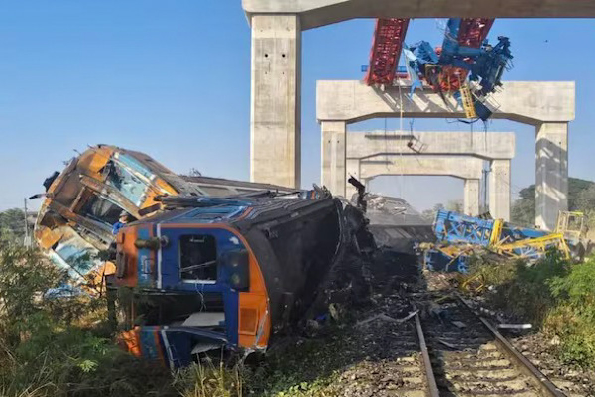 Tailandda kran qatarın üstünə aşıb, 22 nəfər ölüb