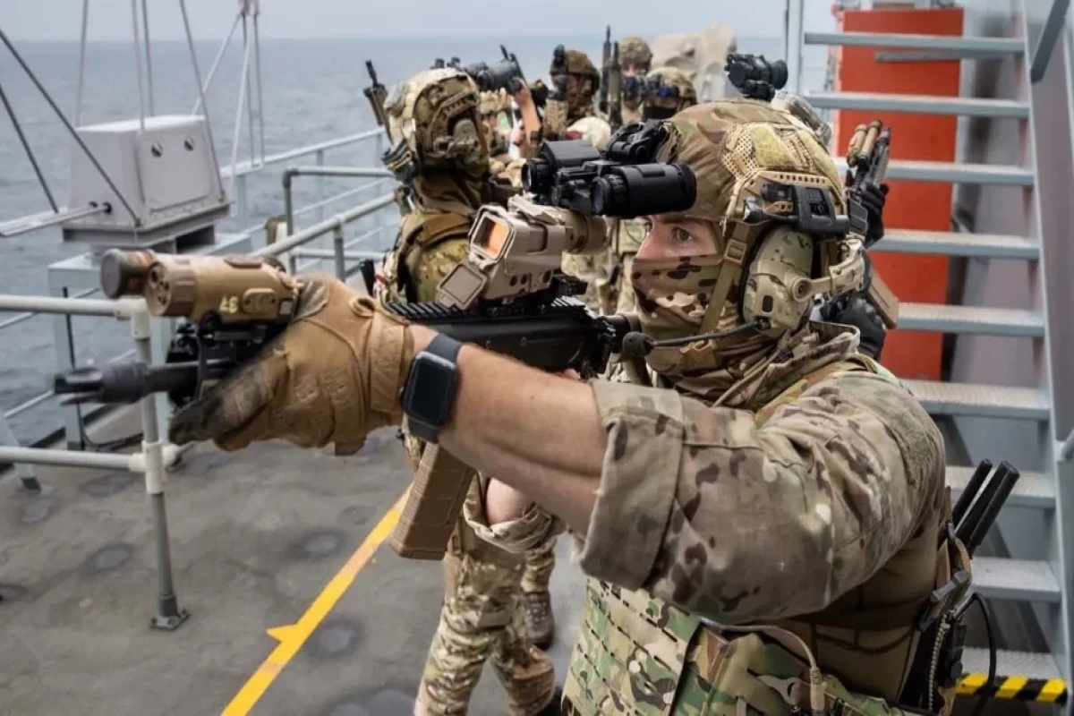 Britaniya “kölgə donanması”na məxsus tankerlərin ələ keçirilməsi üçün xüsusi təyinatlıları hazırlayır