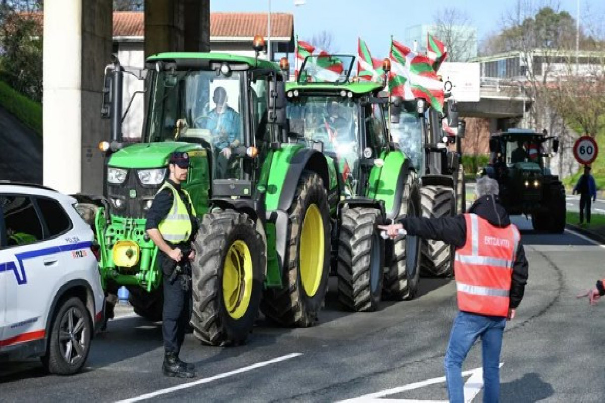 Fermerlərin etiraz aksiyası Fransa və İspaniya arasında quru yolunun bağlanmasına səbəb olub