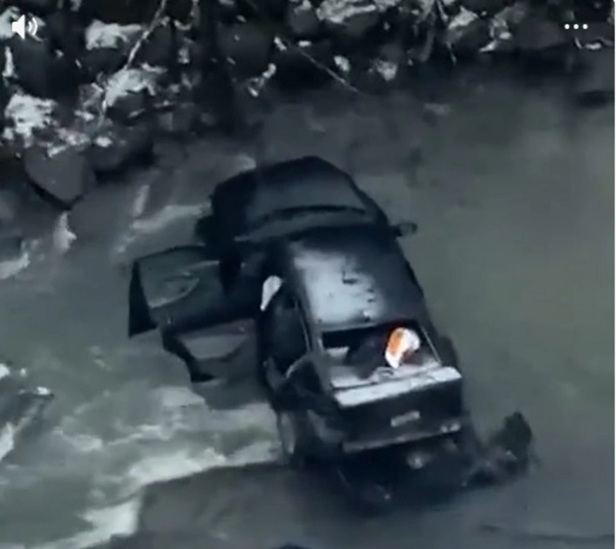 Lerikdə buzlu yolda sürüşən avtomobil çaya aşdı