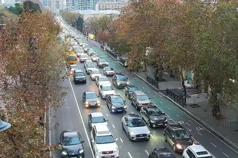 Bakının bir sıra yollarında nəqliyyatın sıxlığı yaranıb