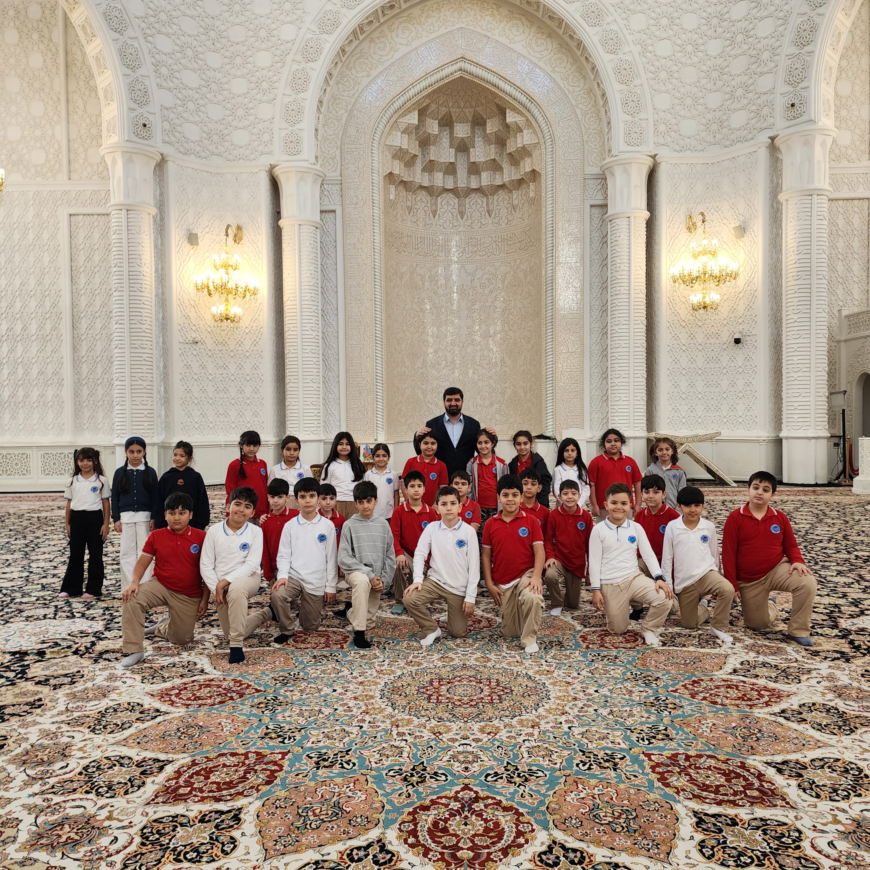Dünya Məktəbinin şagirdləri Heydər Məscidini ziyarət etdilər
