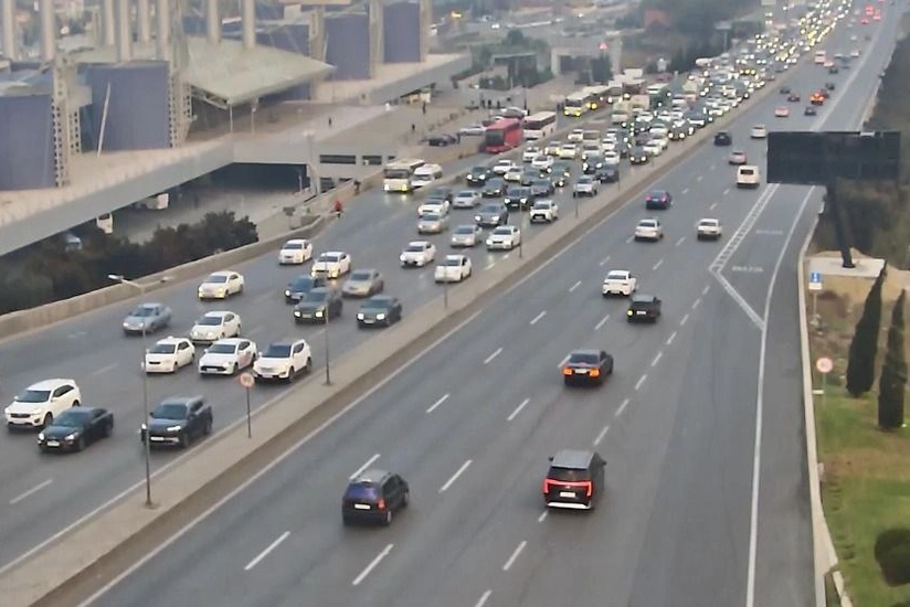 Bakının bir sıra yollarında nəqliyyatın sıxlığı müşahidə edilir