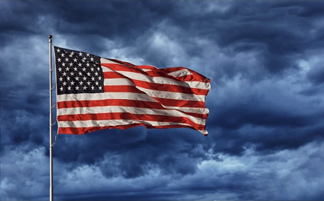 ölkə bayrağının yandırılmasını cinayət hesab edən fərman imzalayıb