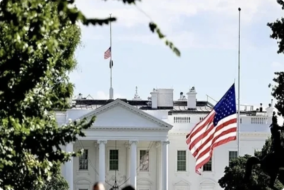 Siyasi fəalın öldürülməsi ilə bağlı ABŞ-da bayraqlar yarıya qədər endirilib