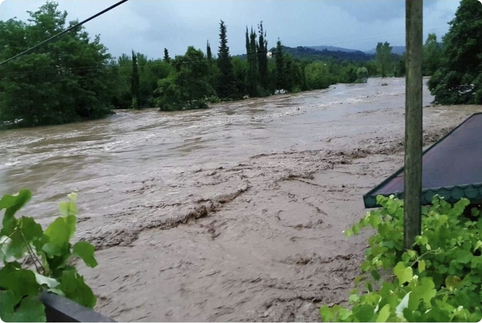 Qubada güclü sel körpünü dağıdıb