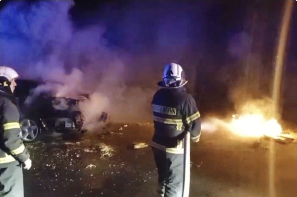 Naxçıvanda minik avtomobili yanıb