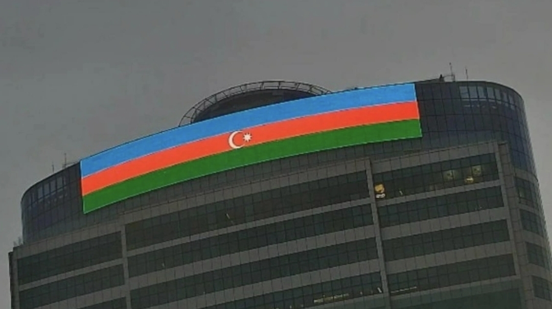 İslamabadda Zəfər Günü münasibətilə Azərbaycan bayrağı binanın üzərində proyeksiya olunub