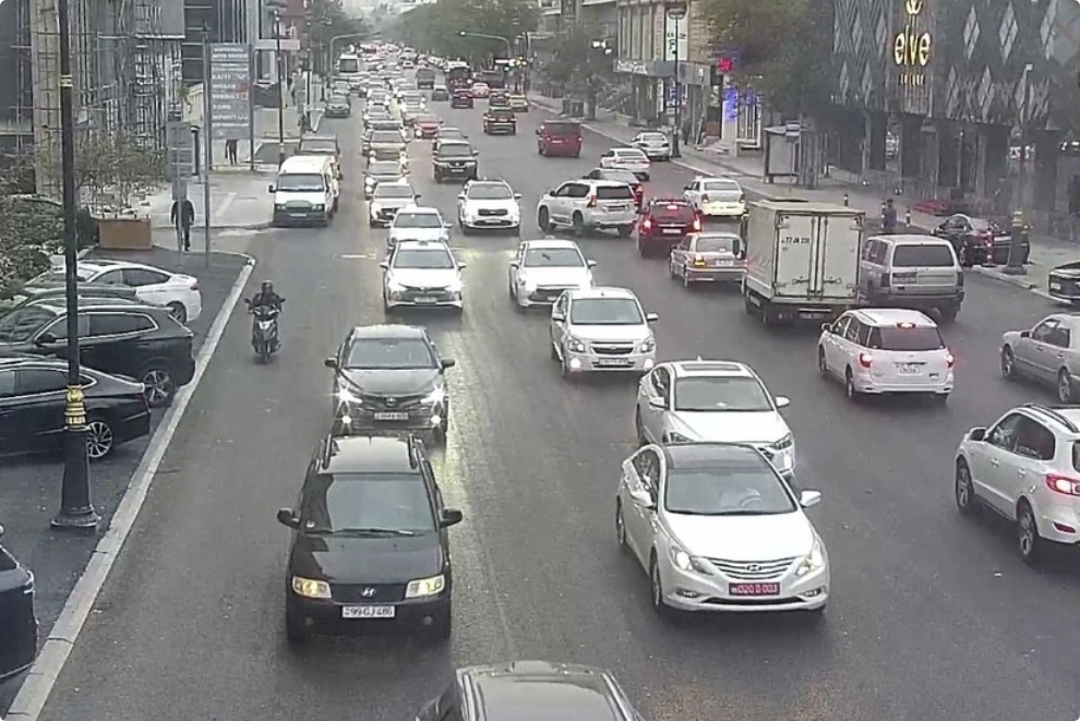 Bakının bir sıra yollarında nəqliyyatın sıxlığı yaranıb