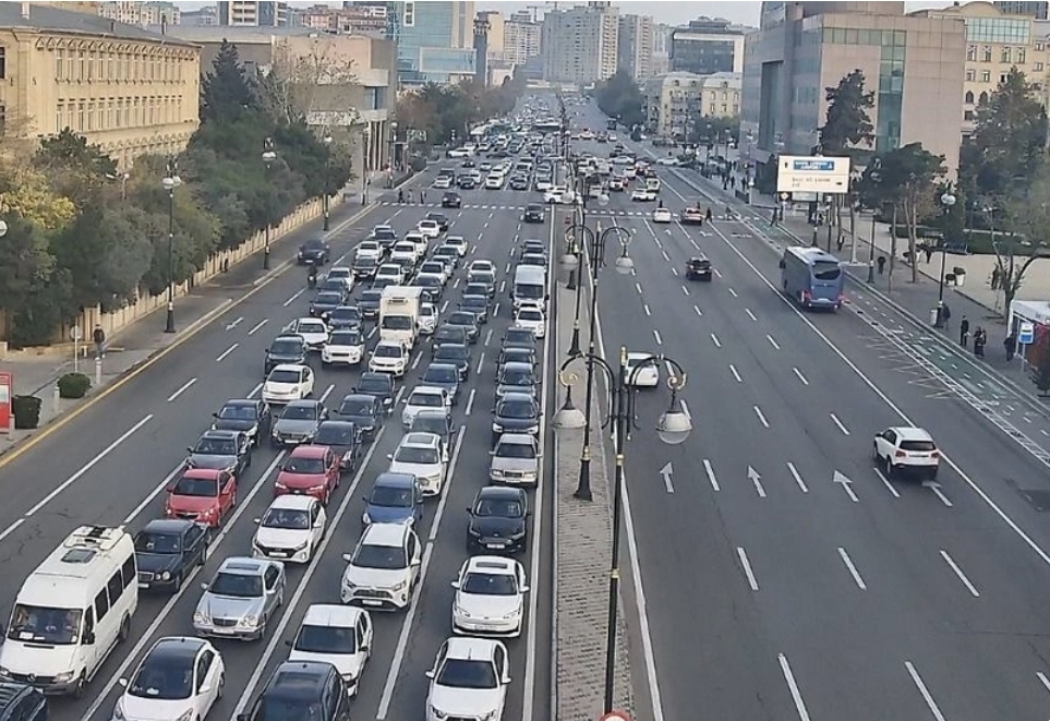 Bakının bir sıra yollarında nəqliyyatın sıxlığı yaranıb