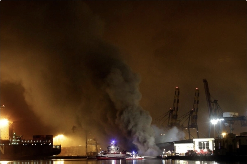 Los-Anceles limanında konteyner gəmisində böyük yanğın baş verib