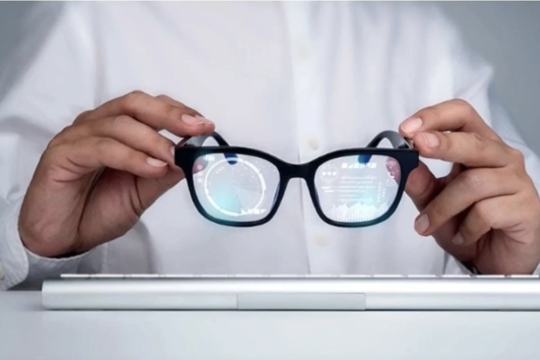 Çin şirkəti süni intellektli eynəklər təqdim edib