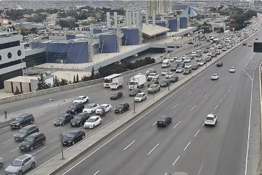 Bakının bir sıra yollarında nəqliyyatın sıxlığı müşahidə olunur