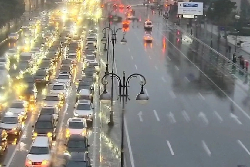 Bakının bir sıra yollarında nəqliyyatın sıxlığı yaranıb