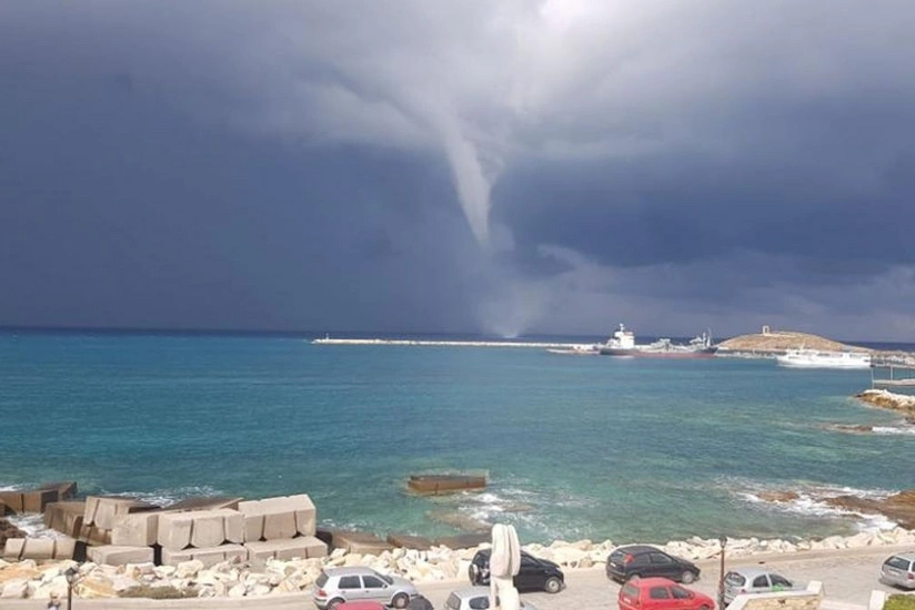 Yunanıstanın hava limanında tornado üç təlim təyyarəsini aşırıb